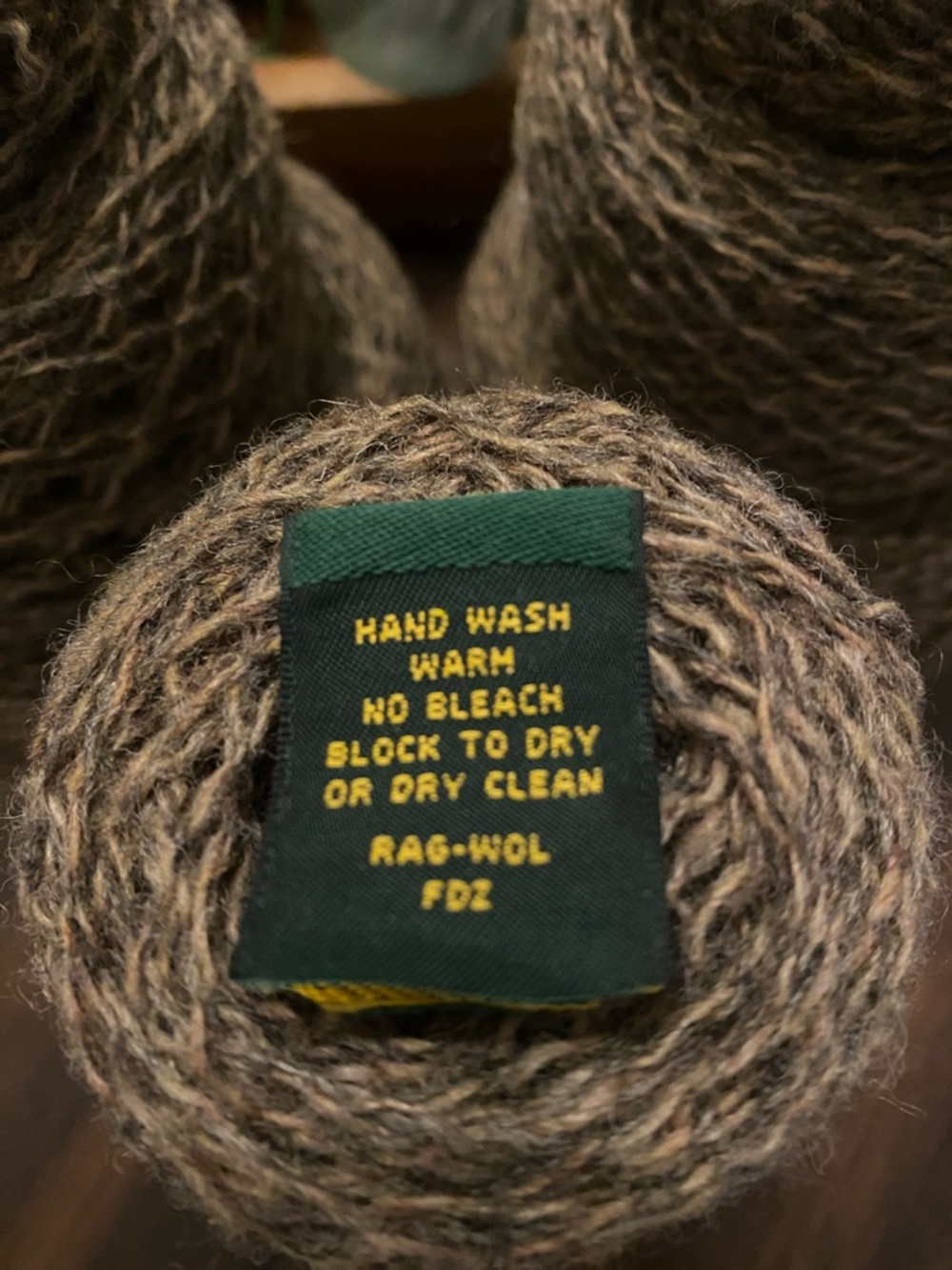 Vintage reclaimed mocha colored upcycled eco-friendly yarn in 80% wool/20% nylon - Picture 3 of 7